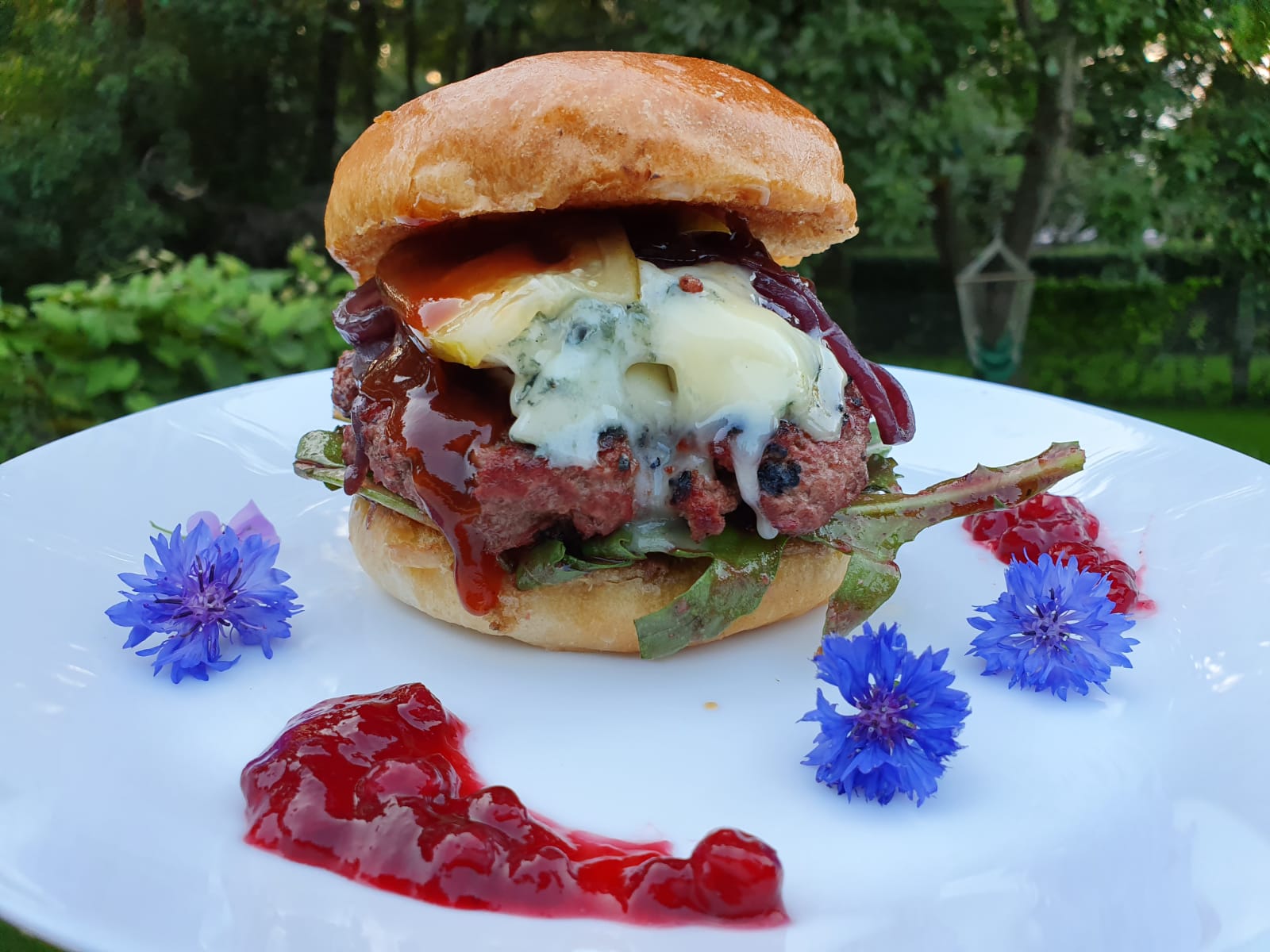 Gorgonzola-Burger mit Preiselbeeren