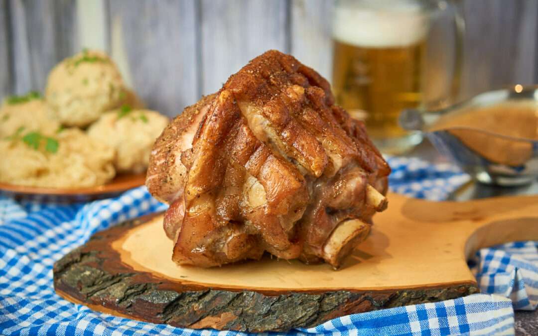 Schweinshaxe vom Grill an Semmelknödel, Sauerkraut und einer Honig-Senf-Sauce