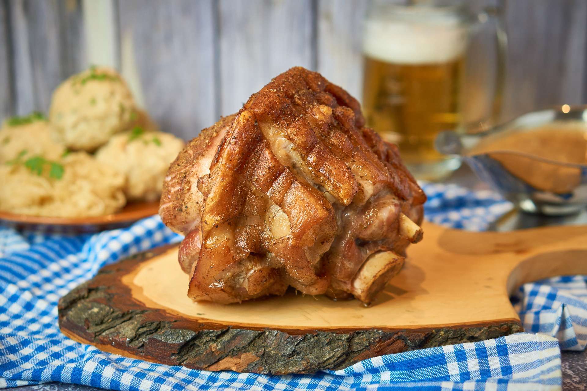 Schweinshaxe vom Grill an Semmelknödel, Sauerkraut und einer Honig-Senf ...