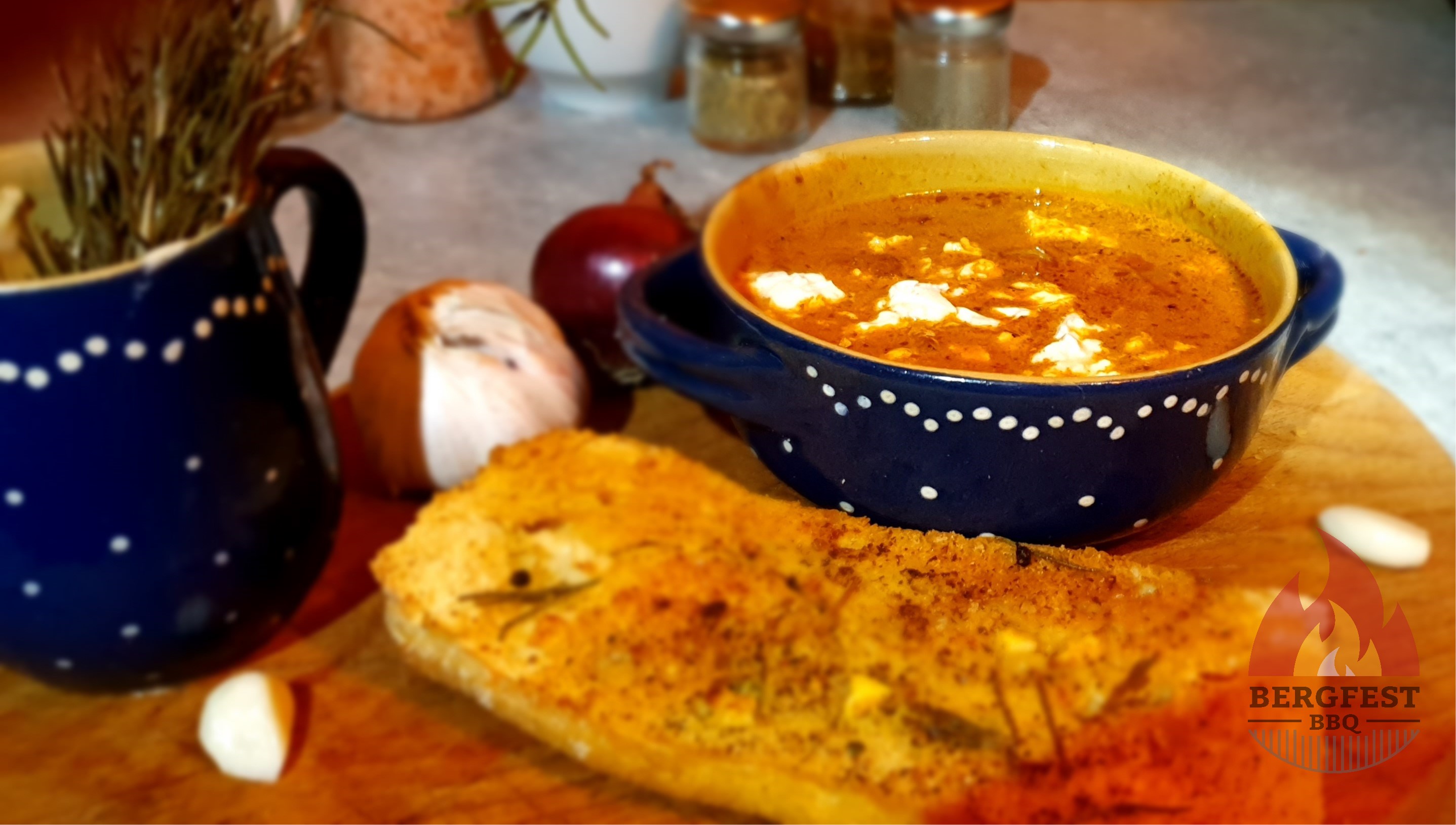 Gyrossuppe mit einem Hauch Schafskäse und Kräuterbaguette