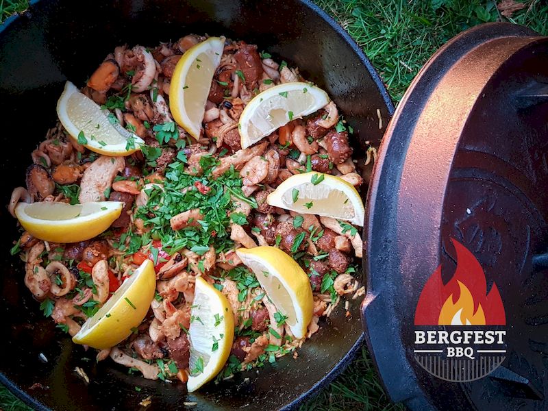 Paella aus dem Dutch Oven