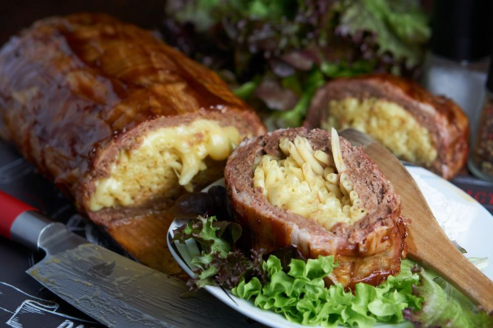 Bacon Bomb mit MakkaroniKäseFüllung Bergfest BBQ Rezepte, Shop