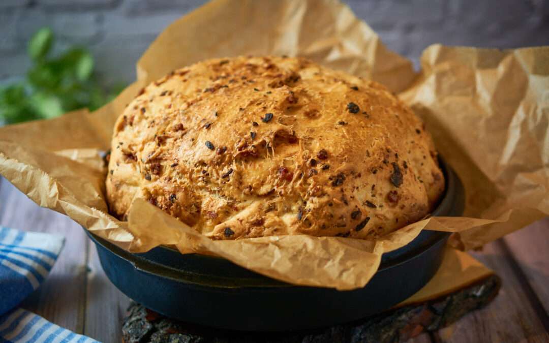 Käse-Zwiebel-Speck Brot aus dem Dutch Oven