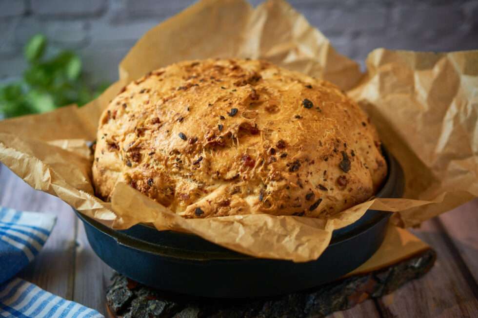 Käse-Zwiebel-Speck Brot aus dem Dutch Oven - Bergfest BBQ - Rezepte ...