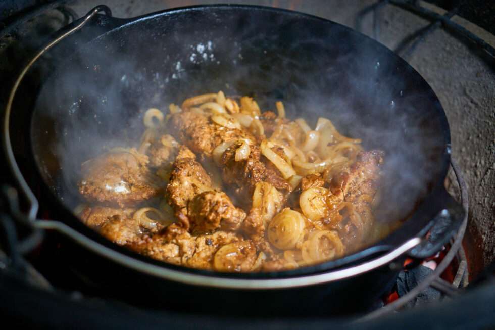 Zwiebelfleisch aus dem Dutch Oven Bergfest BBQ Rezepte, Shop und