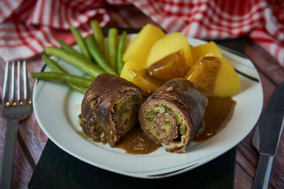 Rinderrouladen klassisch zubereiten - Omas Rezept für zarte Rouladen