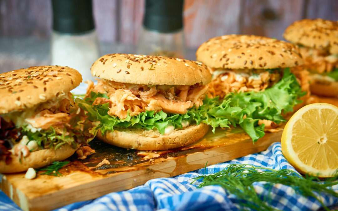 Pulled Lachs Burger vom Flammlachsbrett