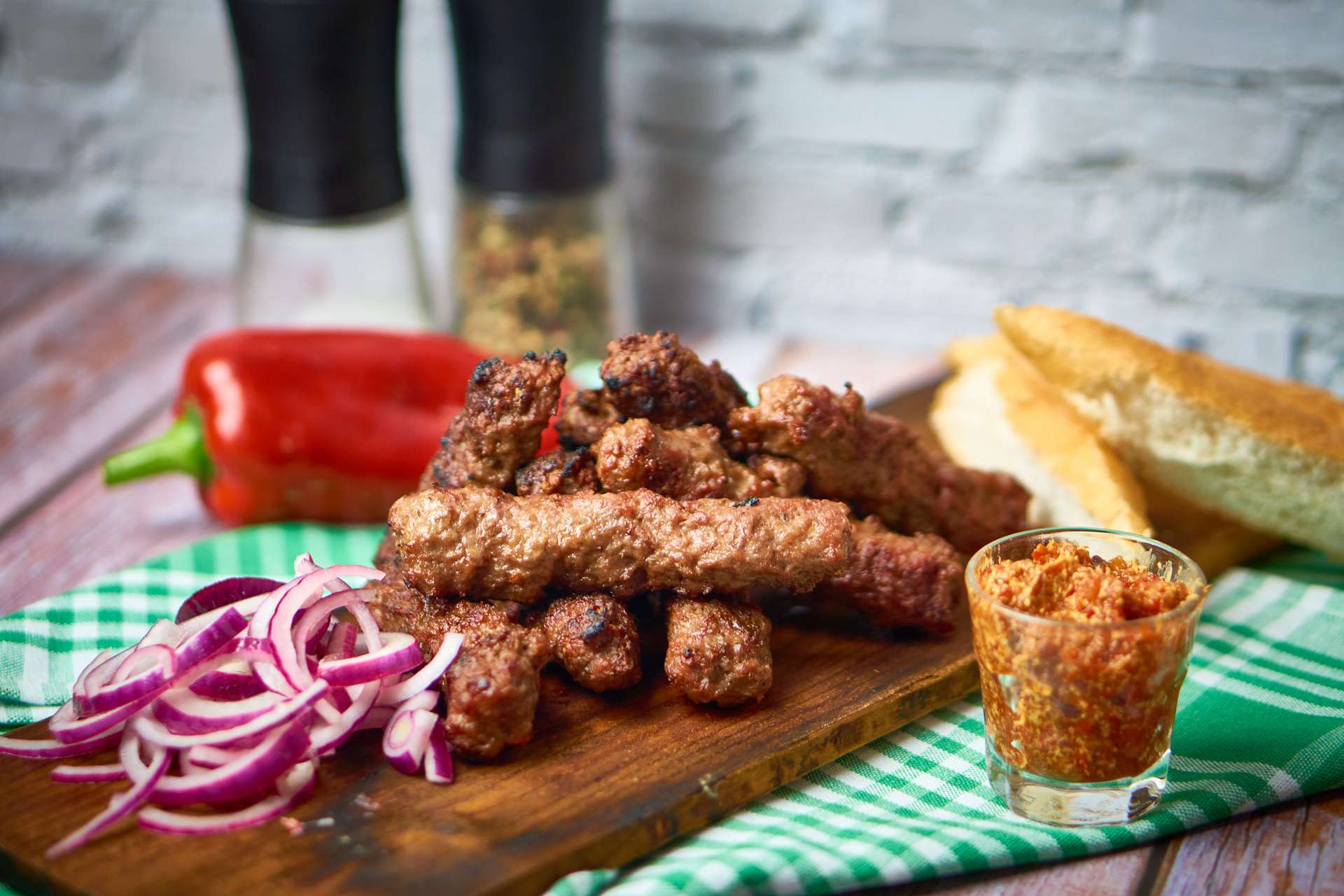 Cevapcici mit Ajvar wie beim Kroaten - Bergfest BBQ - Rezepte, Shop und ...