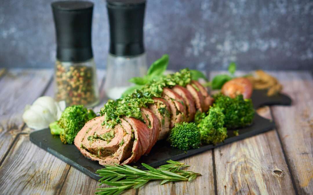 Flanksteak-Rolle gefüllt mit Chimichurri an Brokkoli