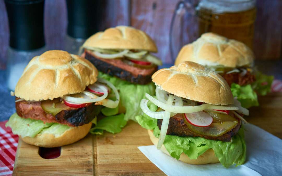 Leberkäse (selbstgemacht) aus dem Dutch Oven an knuspriger Semmel und frischem Salat