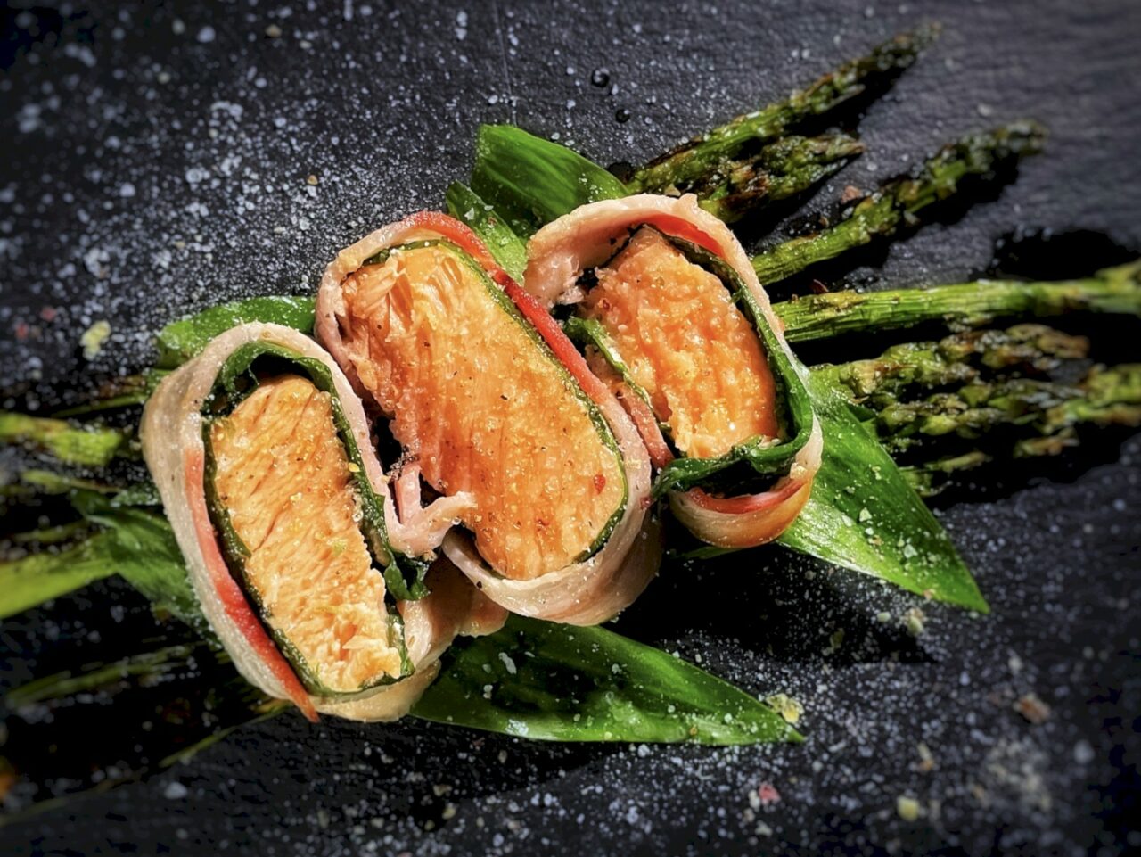 Bärlauch-Lachs auf grünem Spargel - Bergfest BBQ - Rezepte, Shop und ...