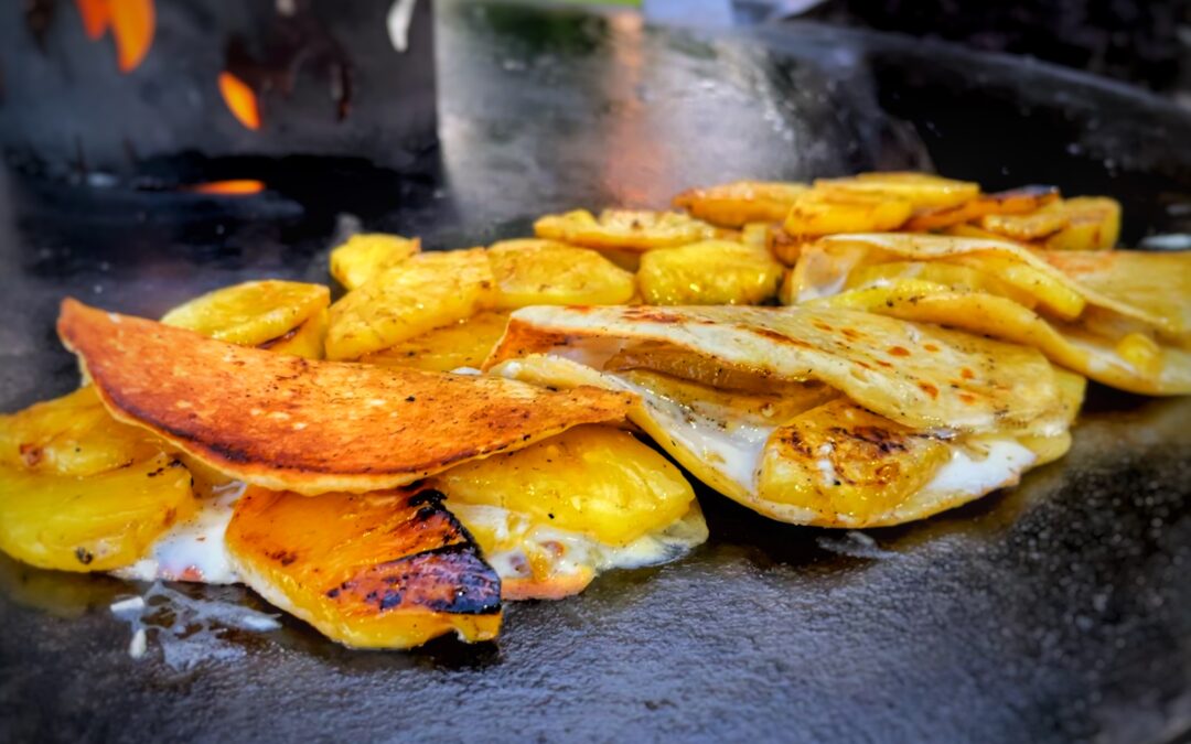 Pfannkuchen mit Ananas (karamellisiert) von der Feuerplatte, fruchtiges Dessert schnell und einfach!