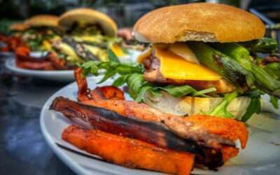 Kulinarische Kreativität auf dem Grill: Spargel-Burger mit grünem Spargel und Sauce Hollandaise