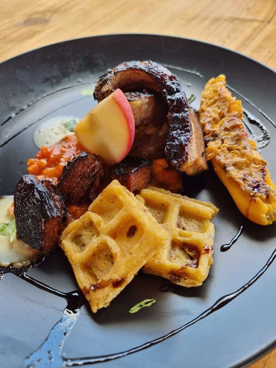 Gang 6 – Beef Brisket mit Cornbread-Waffel und Pickled Peaches