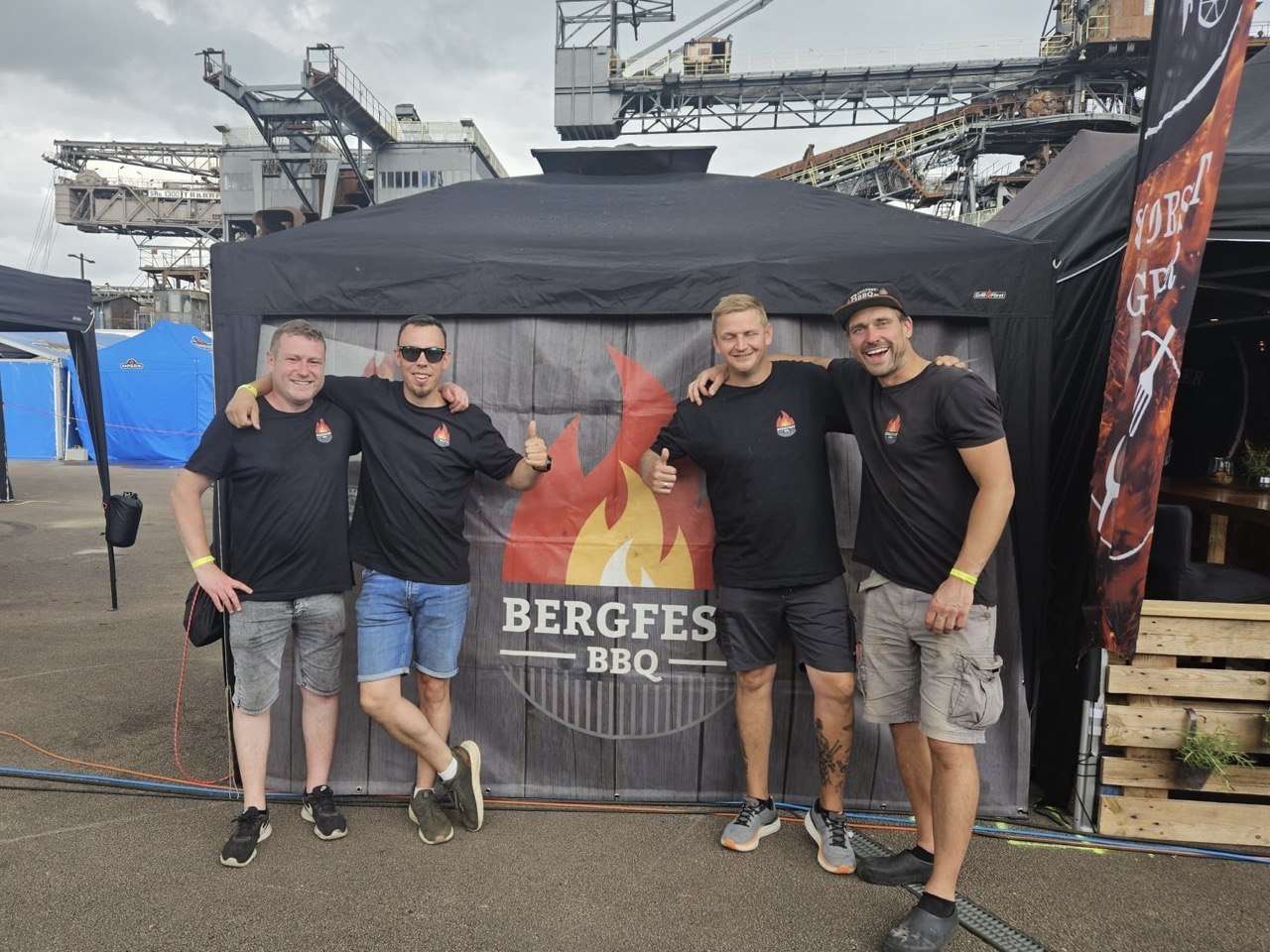 Das Bergfest BBQ Team vor dem Stand in Ferropolis